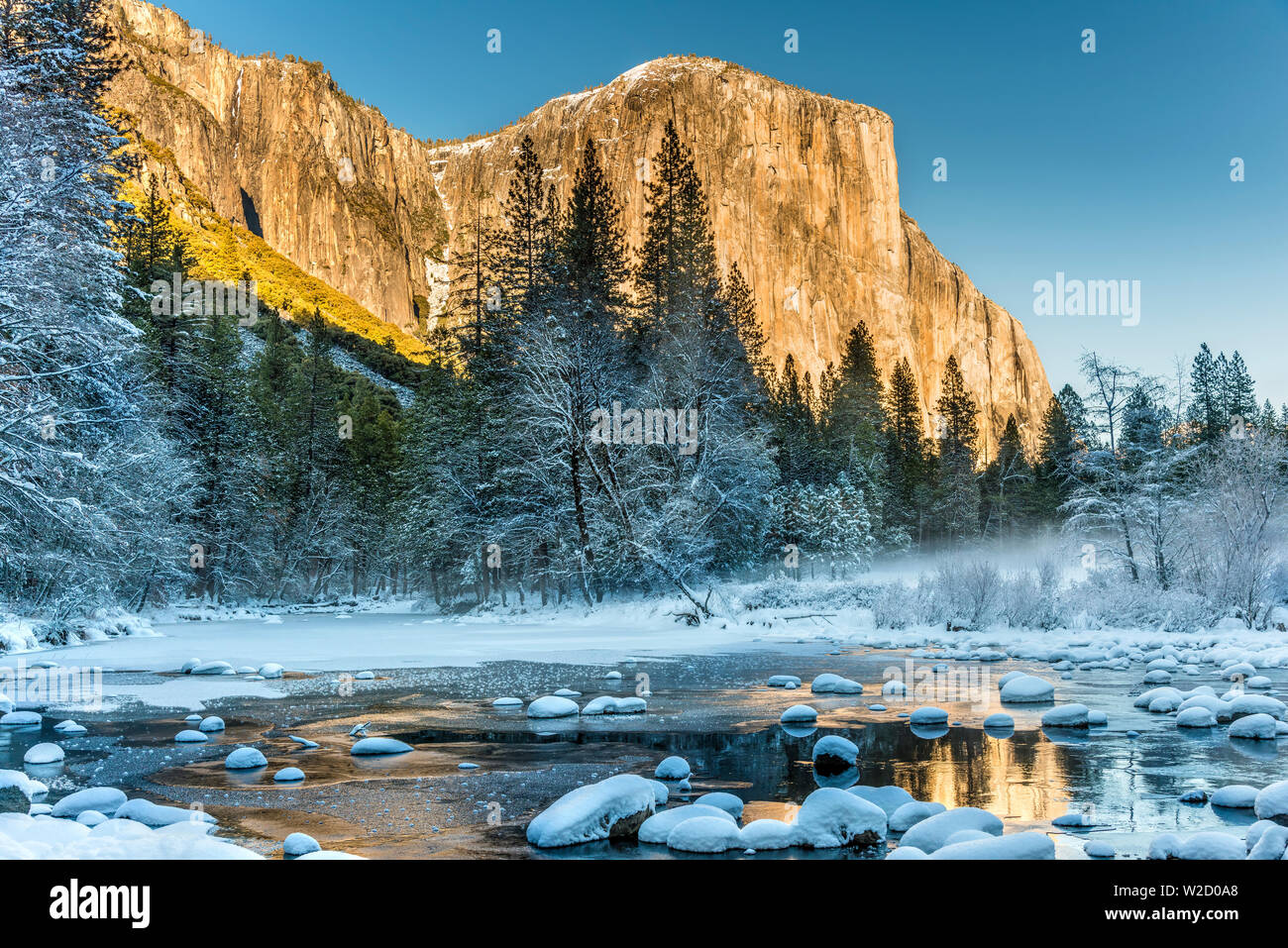 Winter verschneite Landschaft mit El Capitan Berg im Vordergrund, Yosemite National Park, Kalifornien, USA Stockfoto
