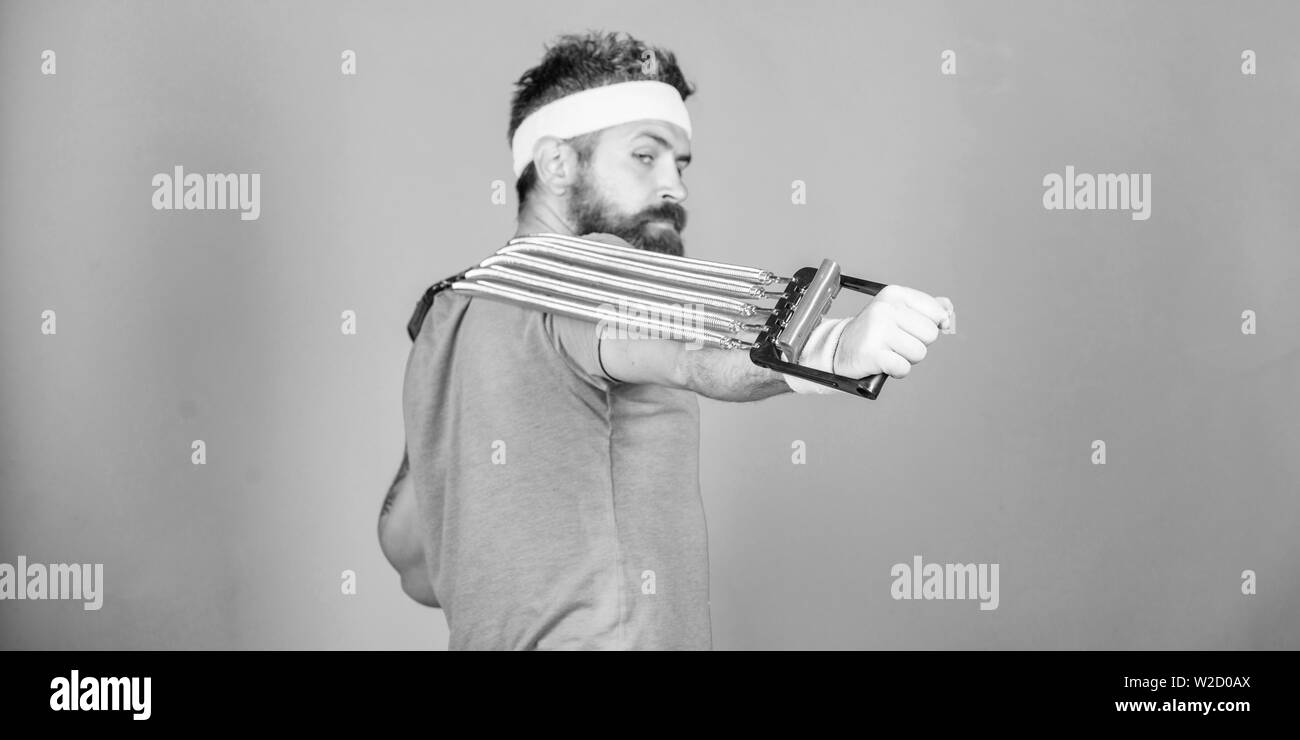 Versuchen stretching Übung. Sportler training stretching Expander. Athlet sport Instructor. Mit der Stretch Arme. Athlet stretching mit Expander. Man bärtige Athlet Training mit Expander Ausrüstung. Stockfoto