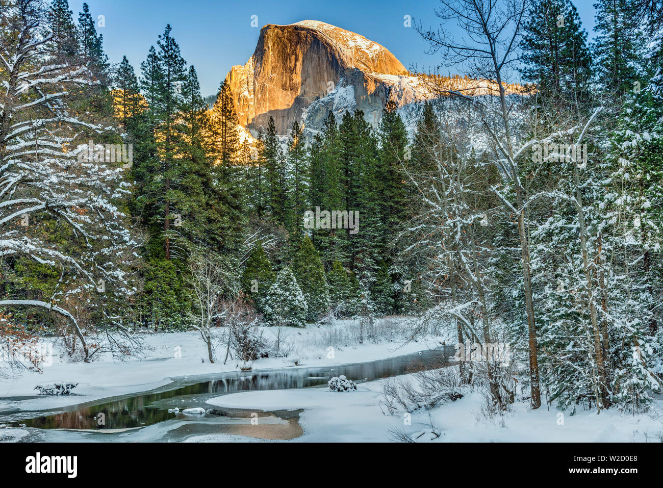 Winter verschneite Landschaft mit Half Dome Berg im Hintergrund, Yosemite National Park, Kalifornien, USA Stockfoto