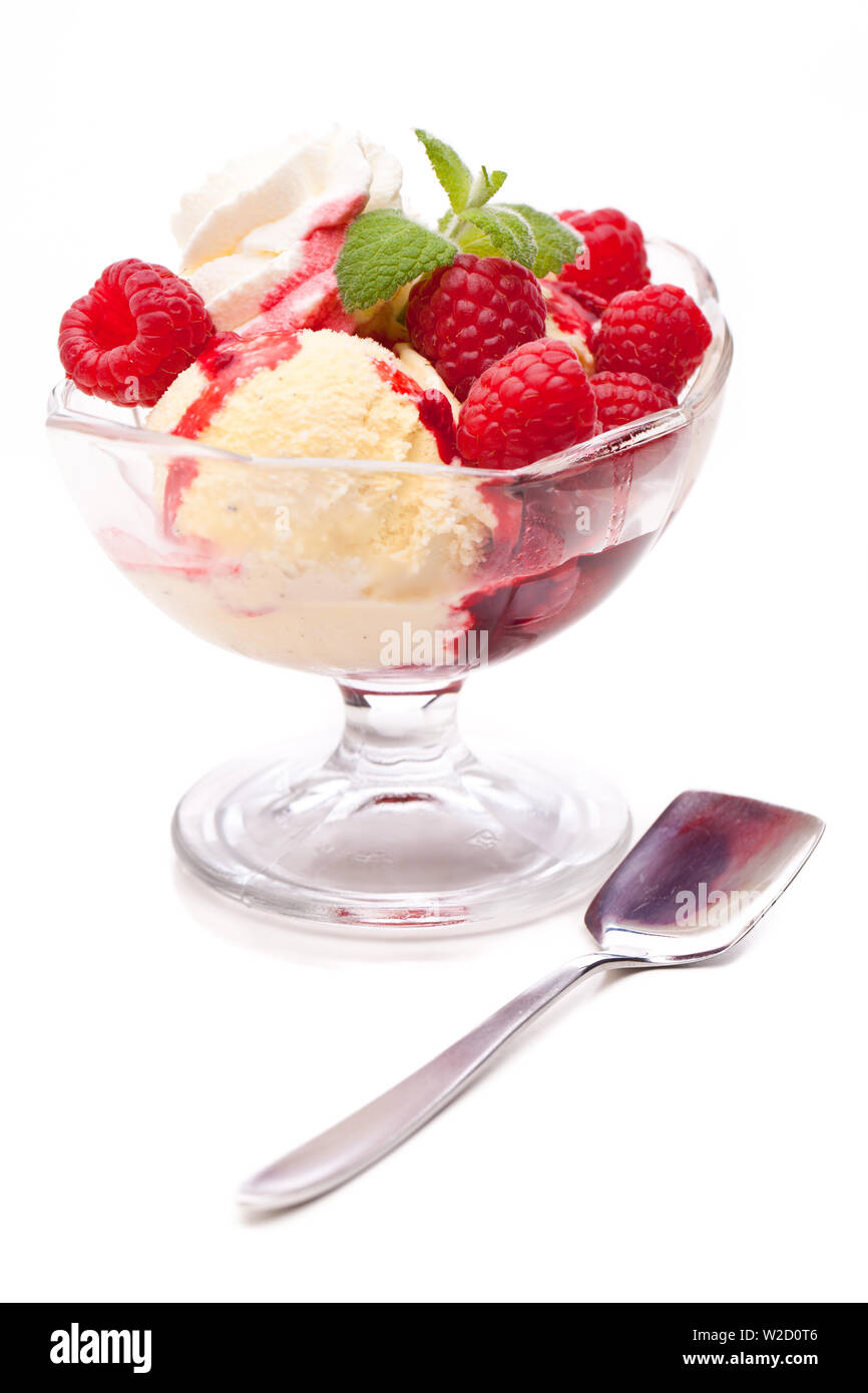 Eisbecher: eine Schüssel mit Vanilleeis garniert mit Himbeeren Stockfoto