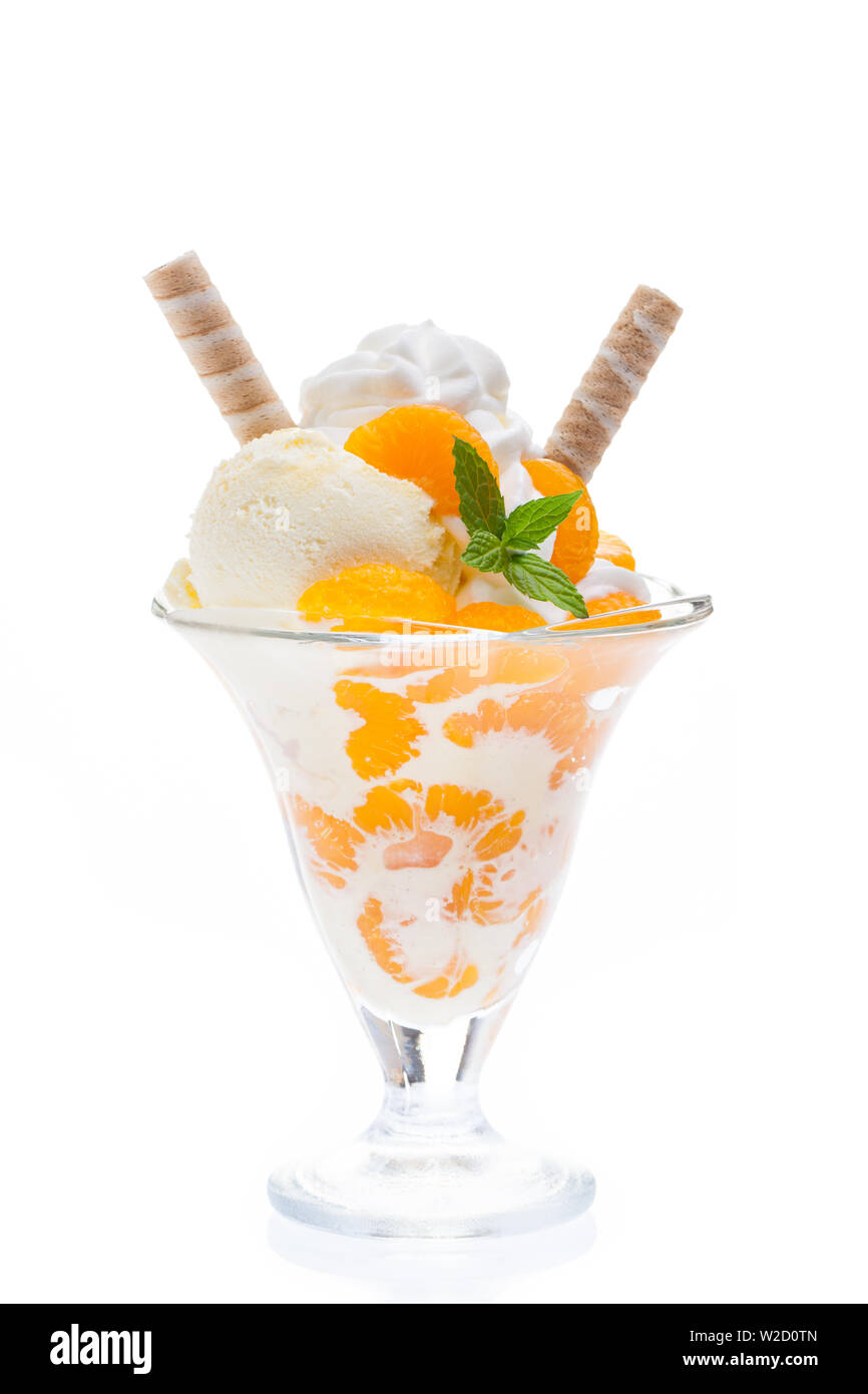 Eisbecher: Mandarin Schale von der Vorderseite auf weißem Hintergrund Stockfoto