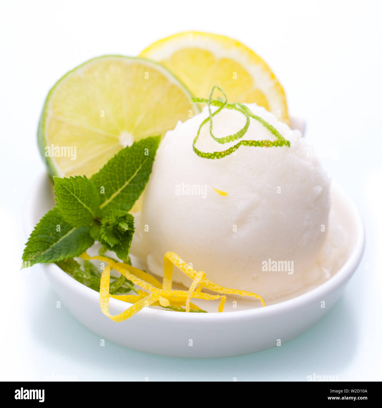 Eisbecher: eine Schale der Zitrone Eis auf weißem Hintergrund Stockfoto