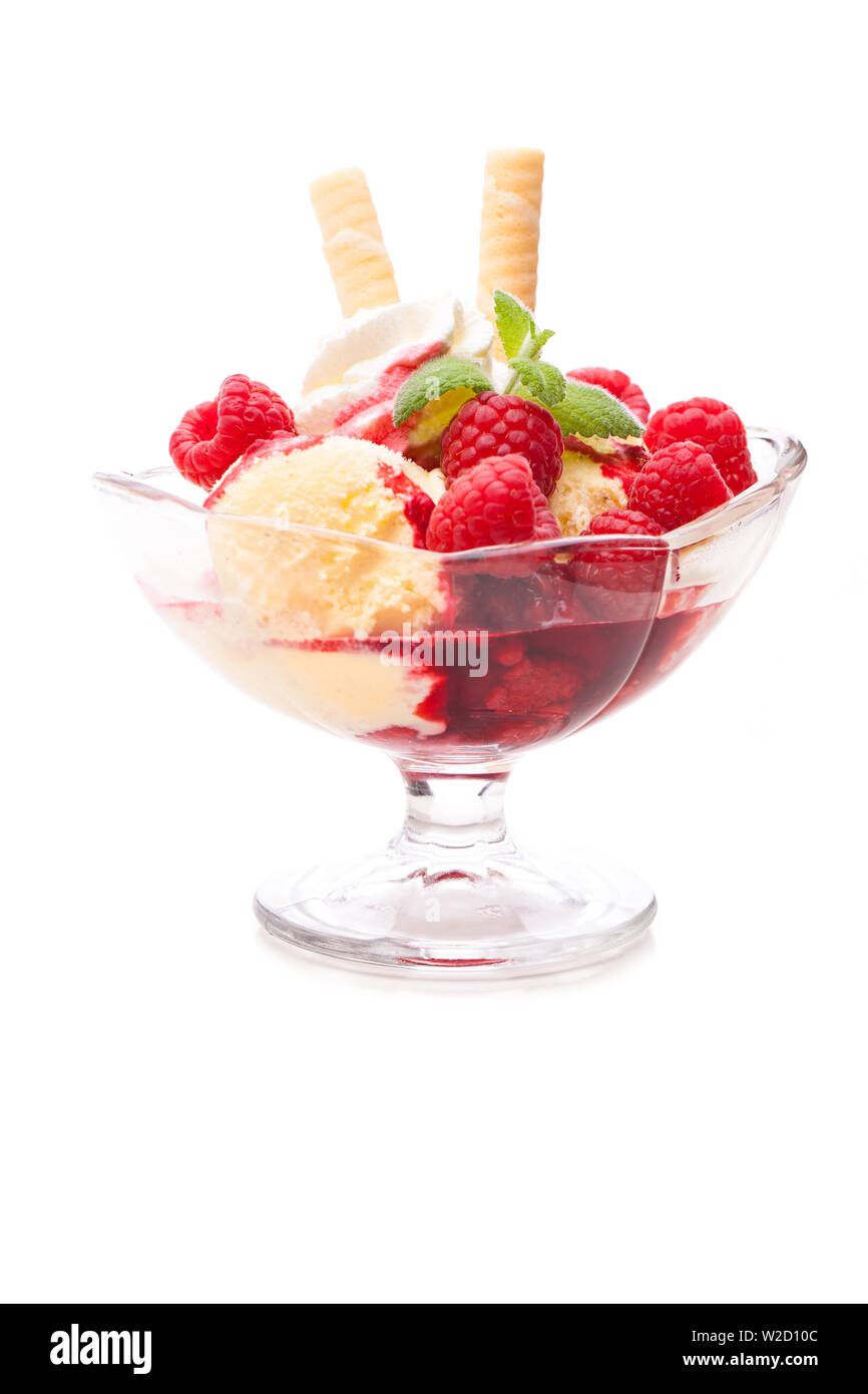 Eisbecher: eine Schüssel mit Vanilleeis mit heißen Himbeeren auf weißem Hintergrund Stockfoto