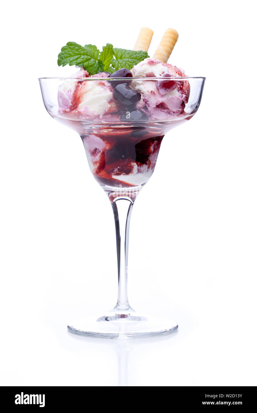Eisbecher: eine Tasse Black Cherry Eis auf weißem Hintergrund Stockfoto