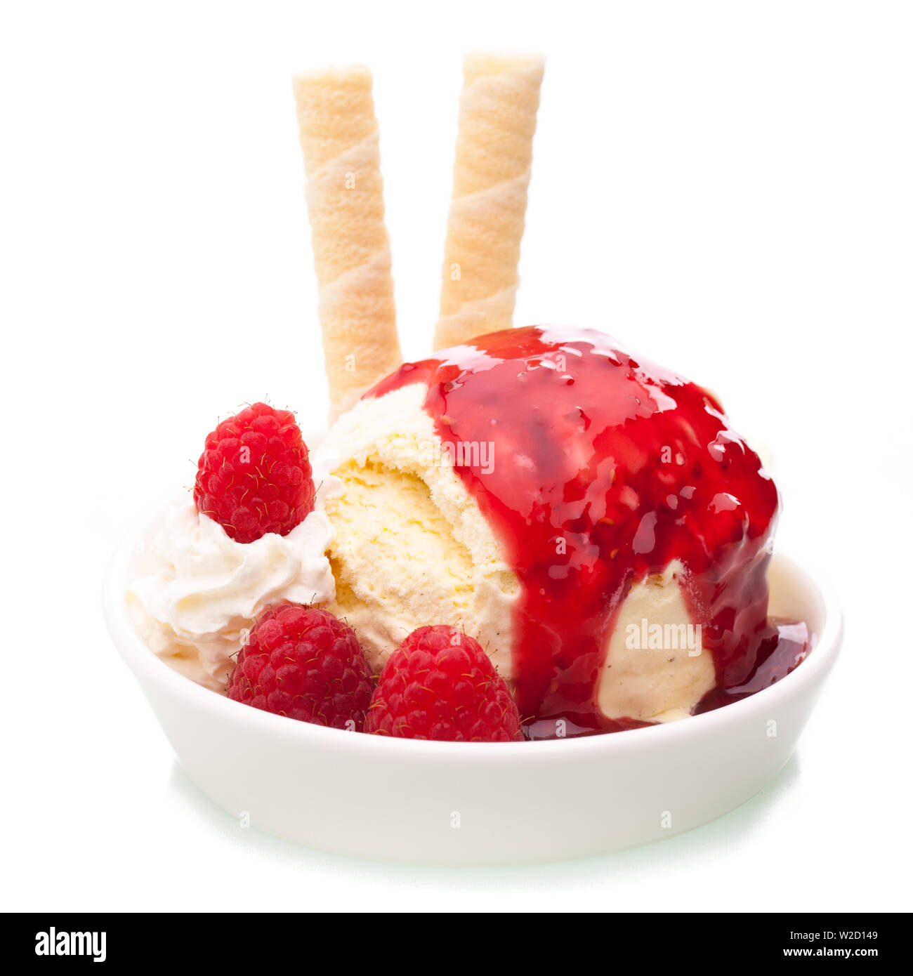 Eisbecher: Vanilleeis garniert mit Himbeeren und Eistüten auf weißem Hintergrund Stockfoto