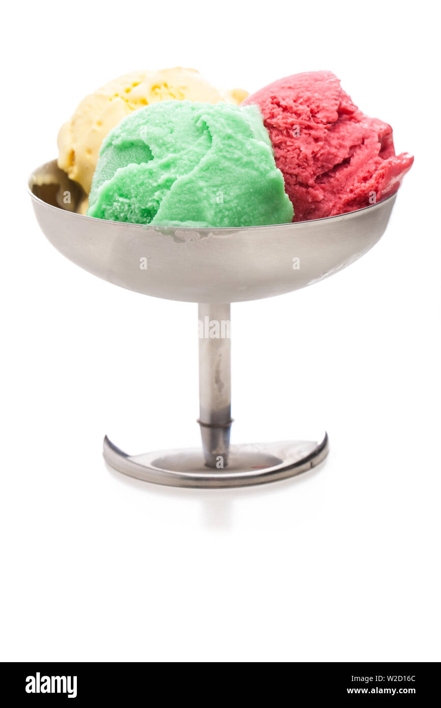 Eisbecher: Eisbecher mit Eis Kugeln in Rot, Grün und Gelb in einem klassischen Eisbecher auf weißem Hintergrund Stockfoto