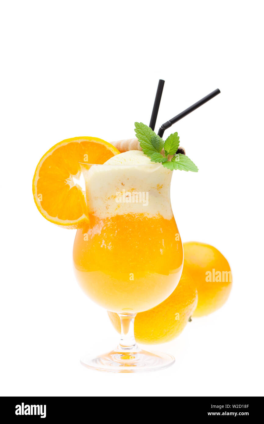 Eisbecher/Cocktail: Sanfte Engel Eisbecher - Sanfte Engel Eisbecher - Vanilleeis mit Orangensaft - Vanilleeis mit Orangensaft Stockfoto