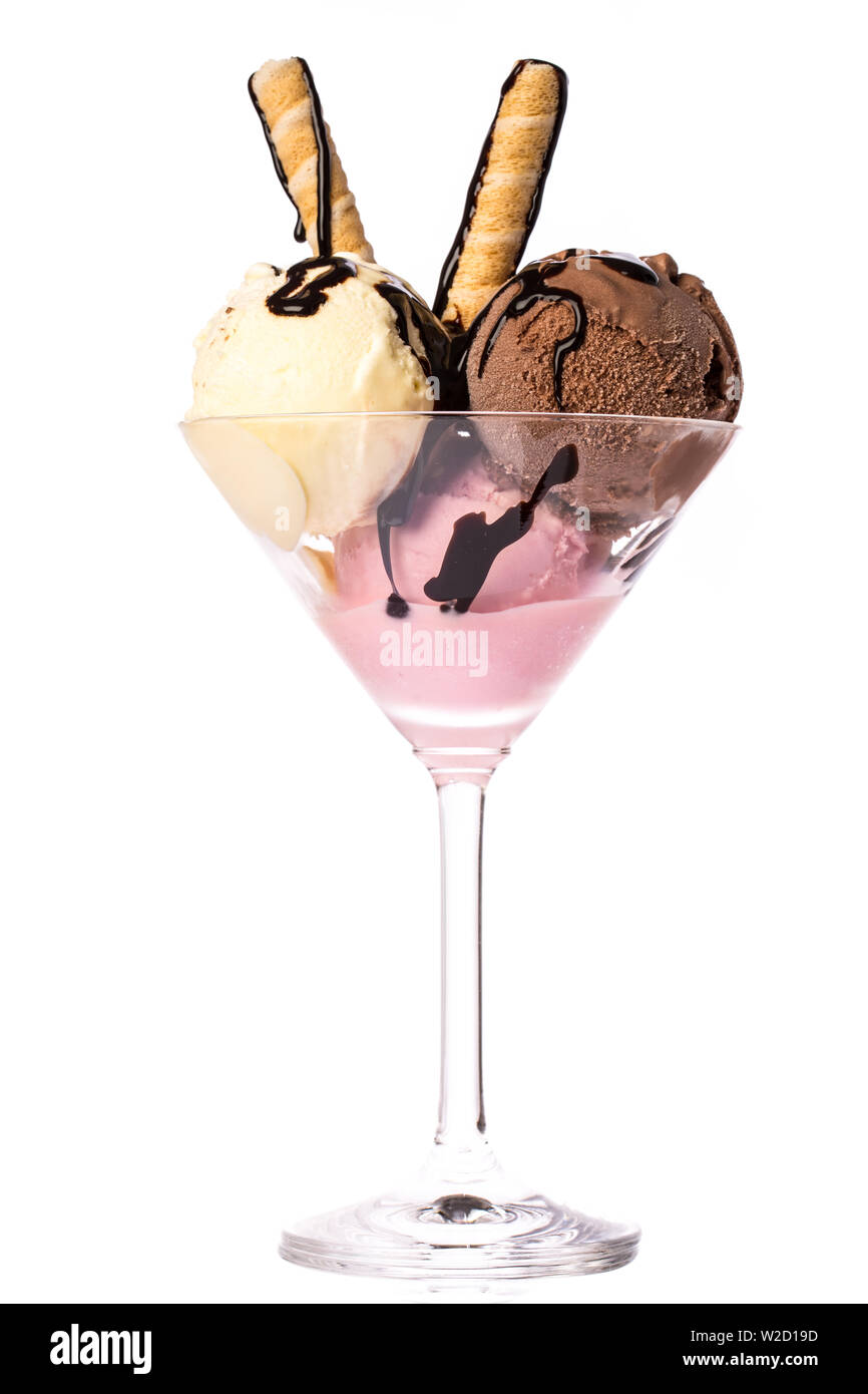 Eisbecher: Drei verschiedene Kugeln Eis mit Waffeln und Schokoladensauce auf weißem Hintergrund Stockfoto