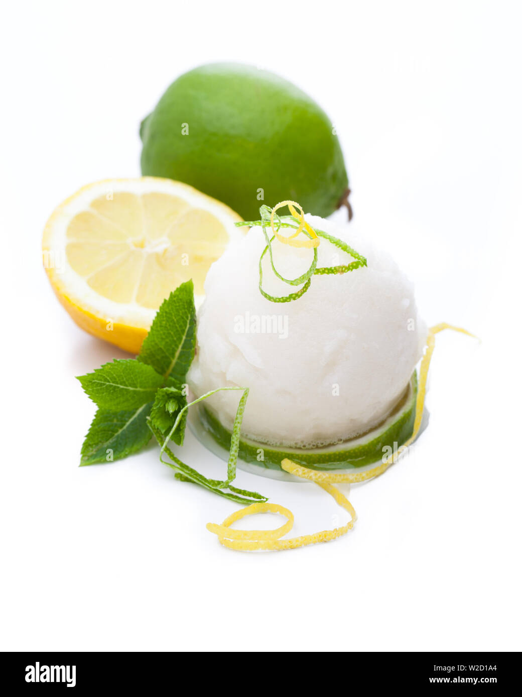 Eisbecher: eine Kugel Zitronensorbet auf weißem Hintergrund Stockfoto Eisbecher: eine Kugel Zitronensorbet auf weißem Hintergrund Stockfoto