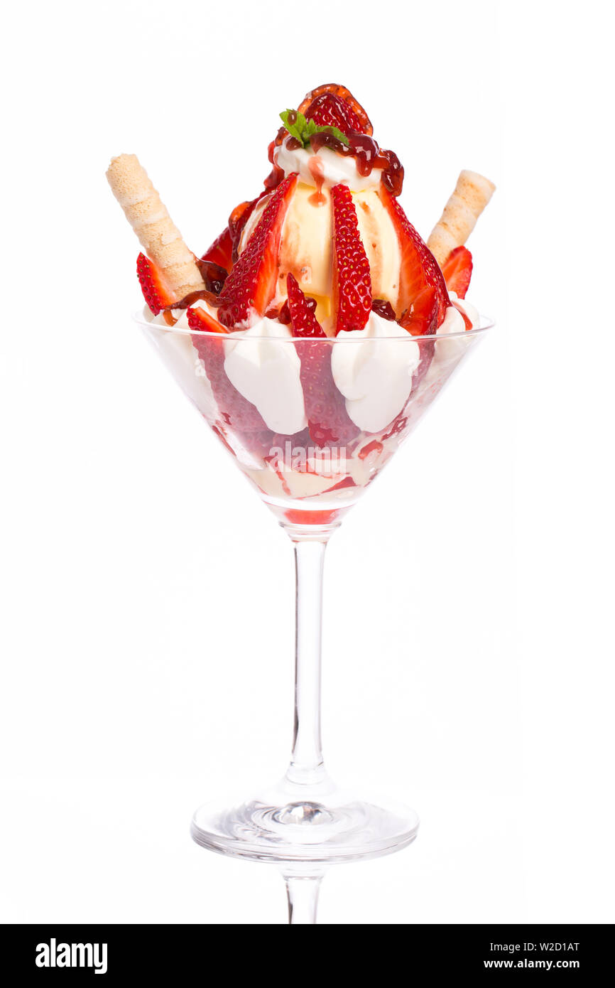 Eisbecher: eine Schale Erdbeereis gekrönt mit Kegel und Erdbeeren auf weißem Hintergrund Stockfoto