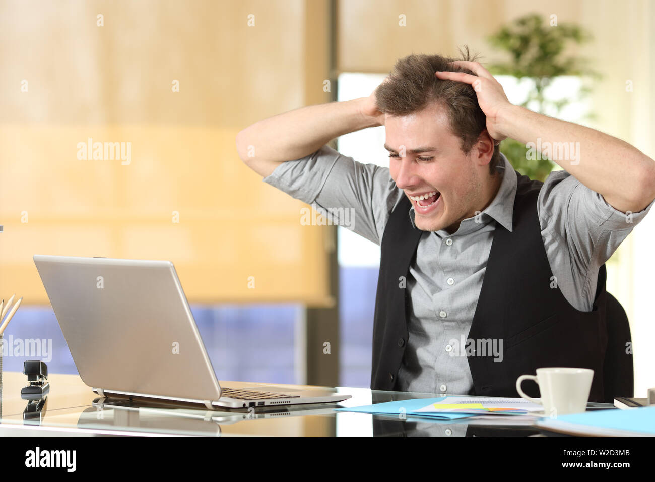 Aufgeregt Geschäftsmann prüfen laptop Inhalt lesen gute Nachrichten im Büro Stockfoto