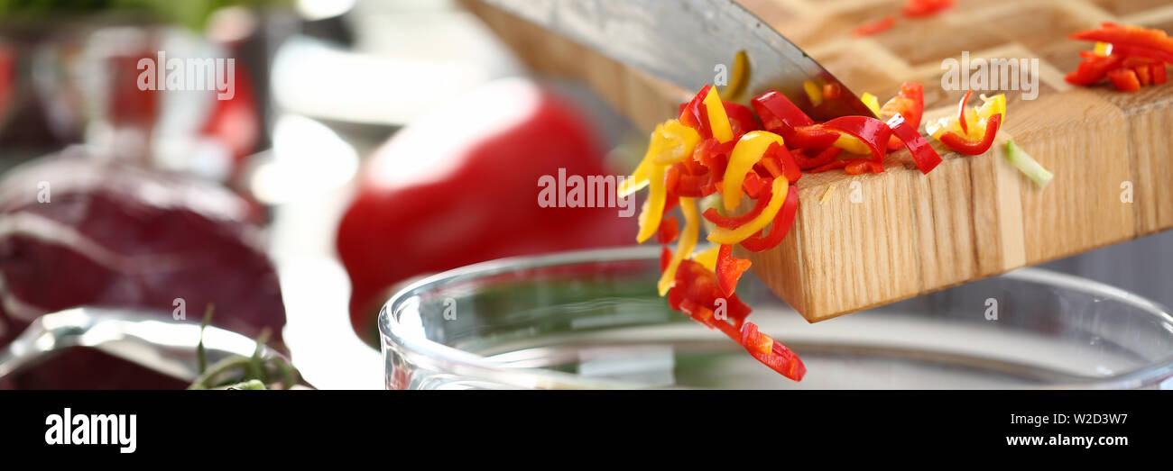 Bunte Gelb gehackten Chili Gießen Schüssel Stockfoto