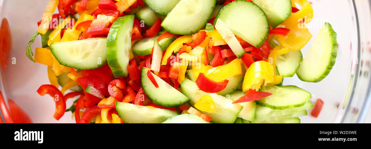 Glasschale mit pflanzlichen Zutaten Salat Stockfoto