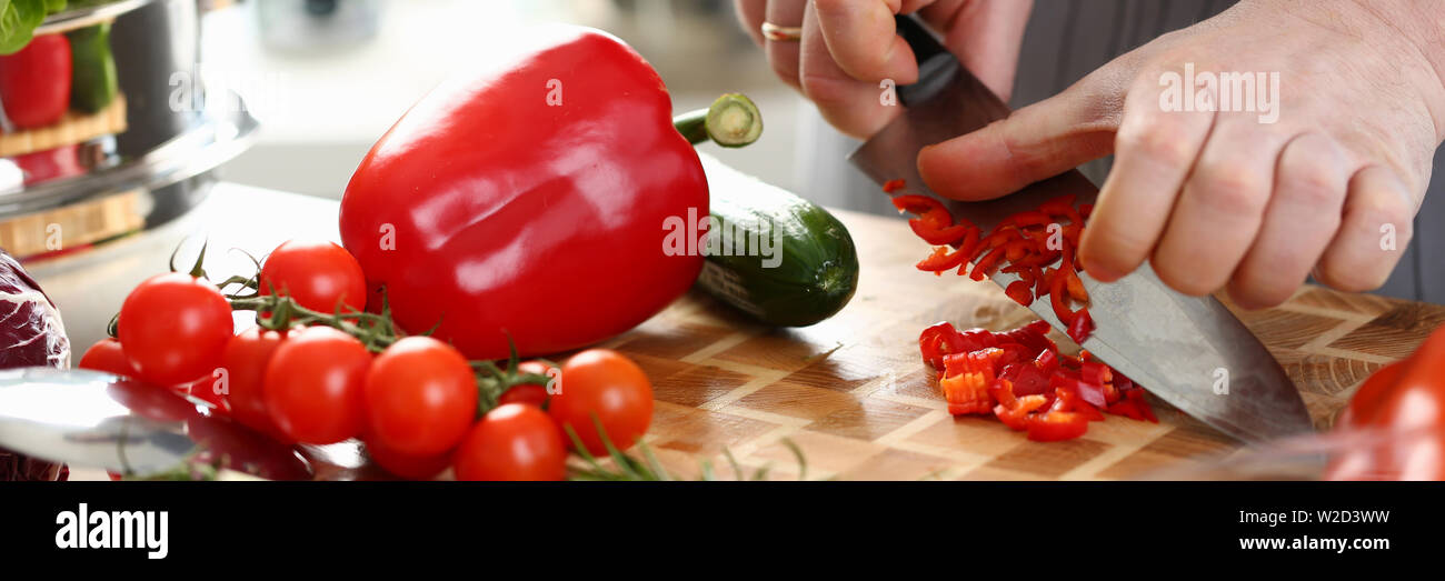Männliche Hände Schneiden roten Bio Pfeffer Zutat Stockfoto