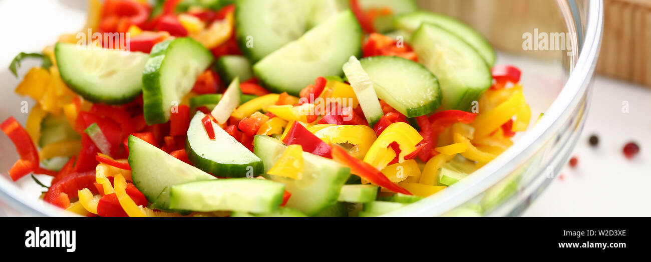 Frisch gehackten Chili Pfeffer Gurken Salat Schüssel Stockfoto