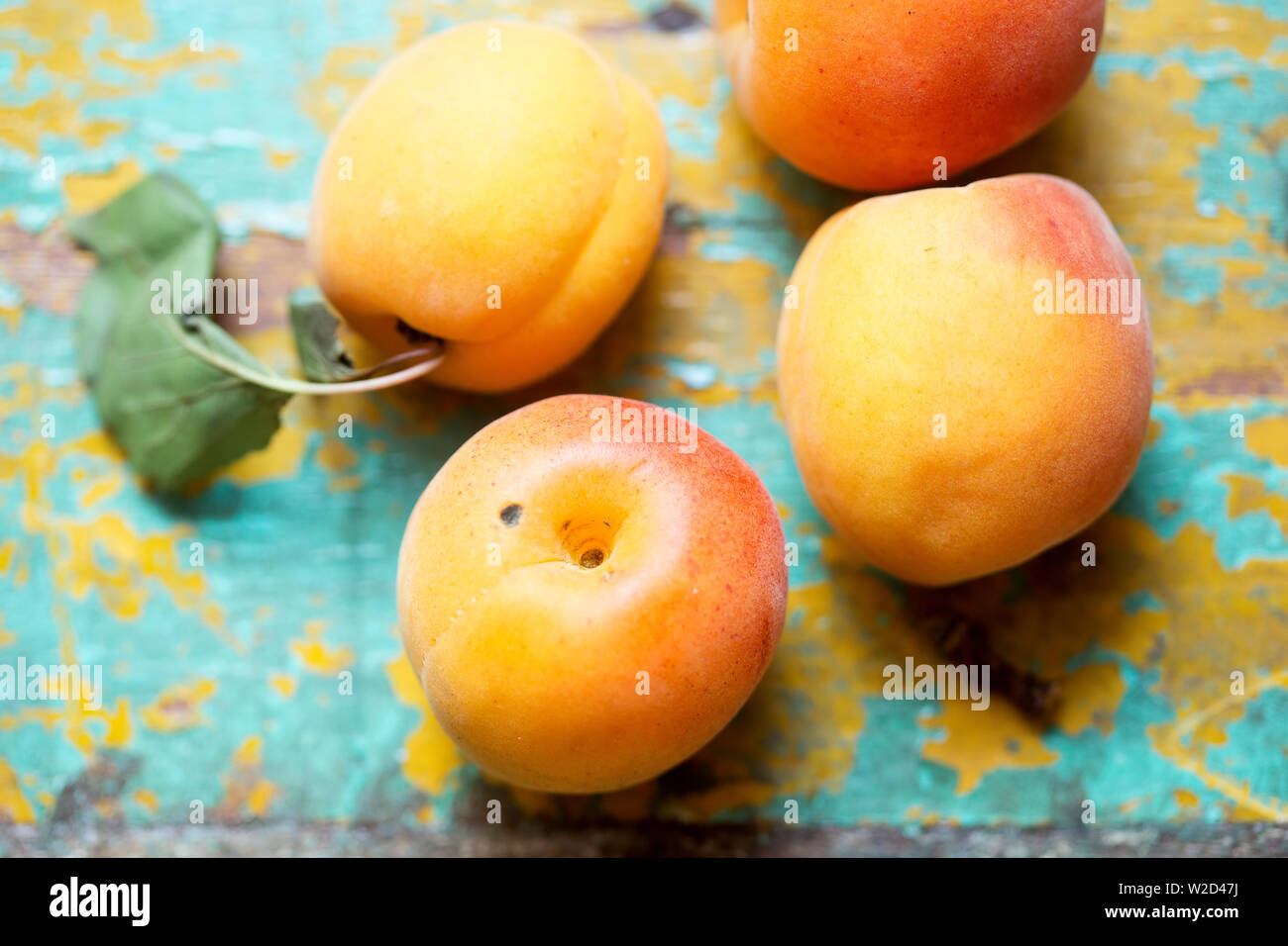Frische Pfirsiche auf blauem Hintergrund Stockfoto