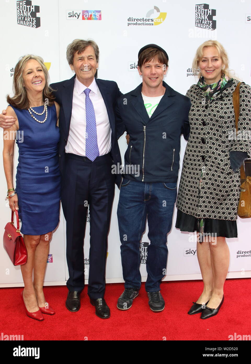 Herr Melvyn Bragg und Familie mit einem South Bank Sky Arts Awards im Savoy, Strang in London. Stockfoto