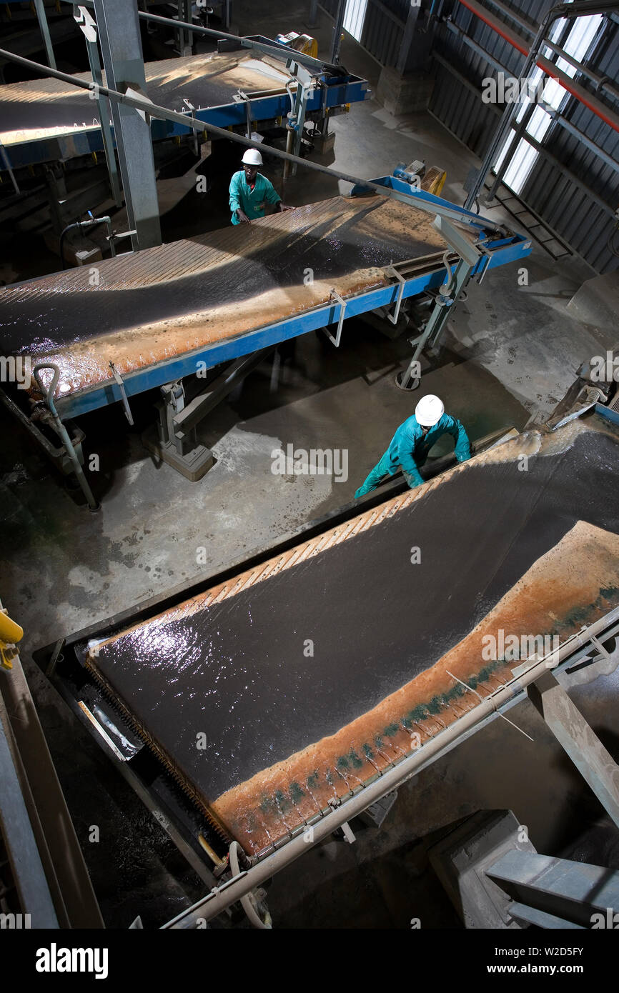 Abbau von Titanmineralsanden. Prozessanlage Zur Materialtrennung Metallurgische Bediener arbeiten an nassen Schwerkraft Wilfley vibrieren oder Schütteln Tische. Stockfoto
