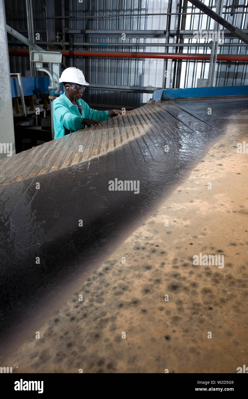 Abbau von Titanmineralsanden. Prozessanlage Zur Materialtrennung Metallurgische Bediener arbeiten an nassen Schwerkraft Wilfley vibrieren oder Schütteln Tische. Stockfoto