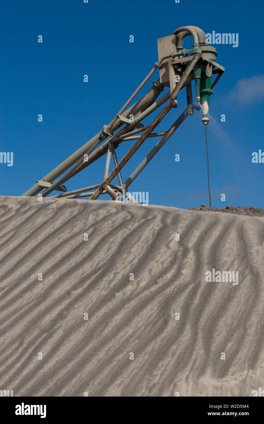 Bergbau, Verwaltung und Transport von Titanmineralsanden. Lagerbestände, die mineralhaltige Sande außerhalb der Trennanlage vor der weiteren Verarbeitung anhäufen. Stockfoto