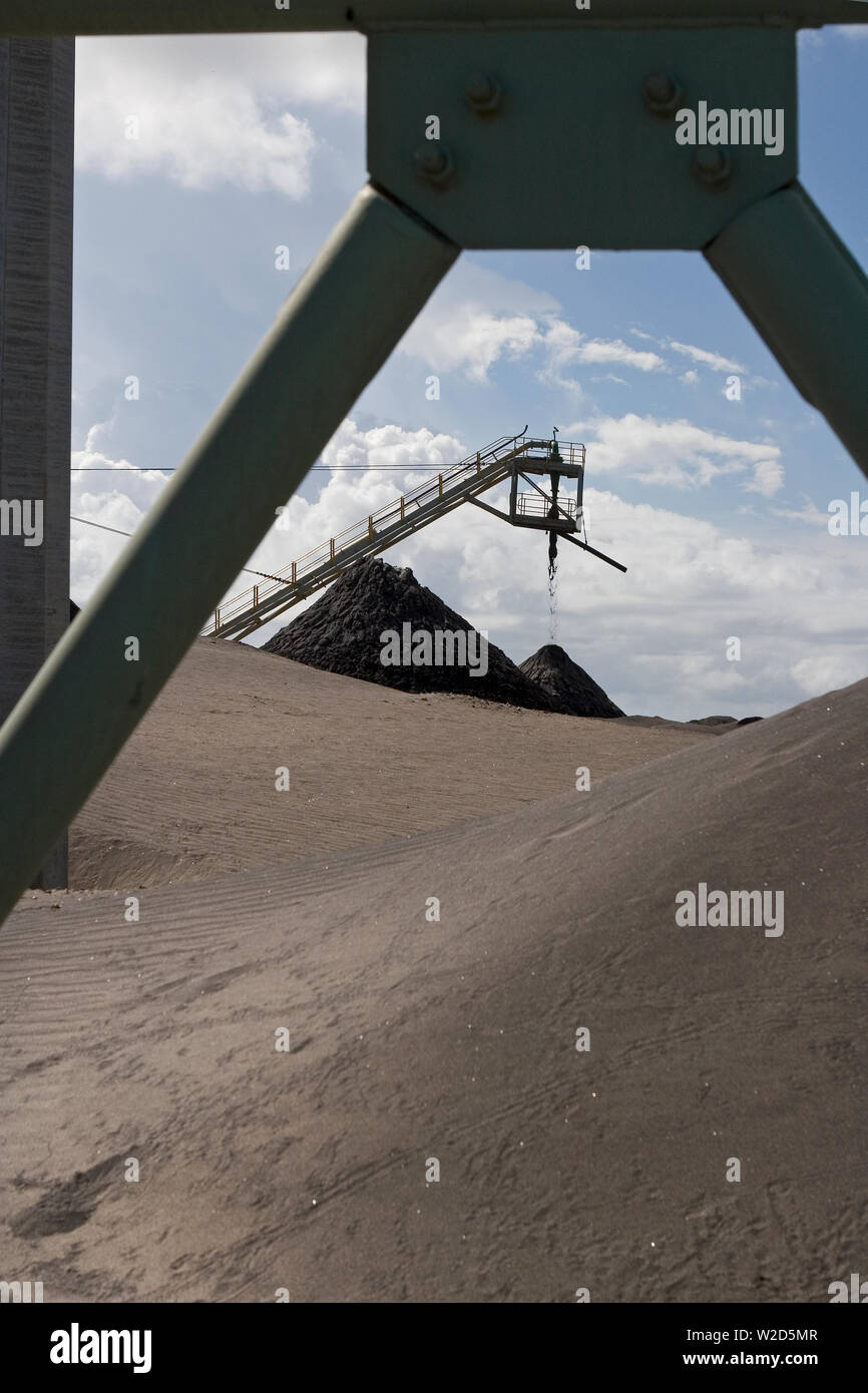 Bergbau, Verwaltung und Transport von Titanmineralsanden. Lagerbestände, die mineralhaltige Sande außerhalb der Trennanlage vor der weiteren Verarbeitung anhäufen. Stockfoto