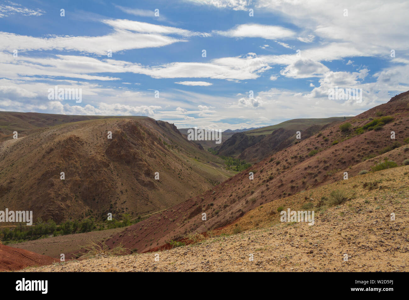 Rote Berge in Kyzyl-Chin Tal im Altai. Die malerische Landschaft mit Wolken. Stockfoto