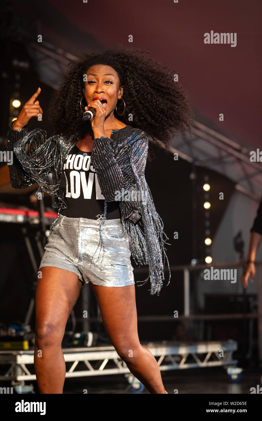 Beverley Knight 2019 Cornbury führt auf dem Festival, großen Tew, Oxfordshire. Beverley Knight, MBE (* Beverley Anne Smith, 22. März 1973) Stockfoto