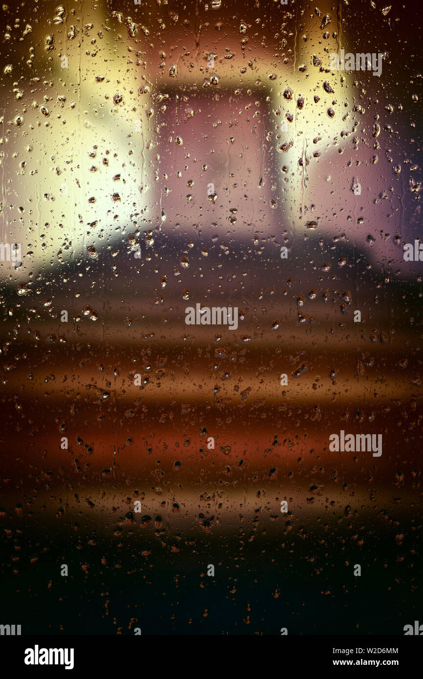 Treppen und einen am Ende geschlossen, hinter ein Glas mit Tropfen Regen - Bild für Buch Cover Stockfoto