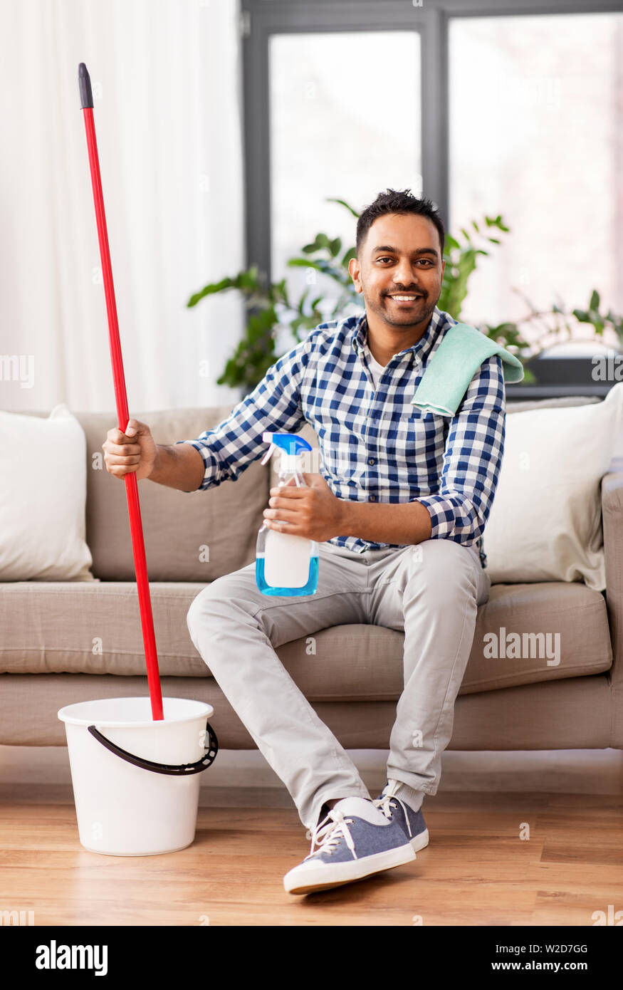 Inder mit Mop und Reinigungsmittel Reinigung zu Hause Stockfoto