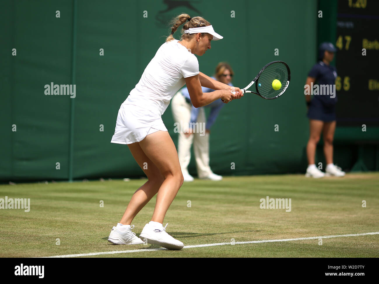 Elise Mertens in ihrem Umlauf von 16 Match gegen Barbora Strycova auf Gericht 12 an Tag 7 der Wimbledon Championships in der All England Lawn Tennis und Croquet Club, London. Stockfoto