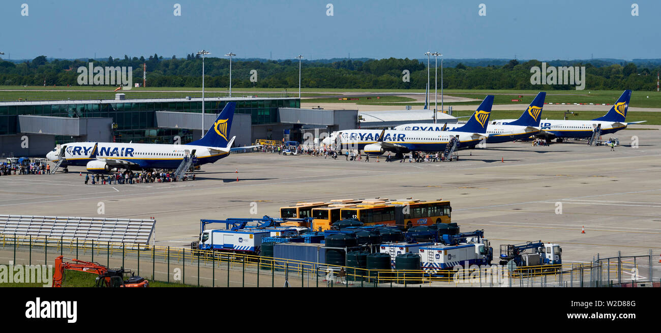 Ryan Air Flüge entladen und laden die Passagiere am Flughafen Stansted, Essex, England, Großbritannien Stockfoto