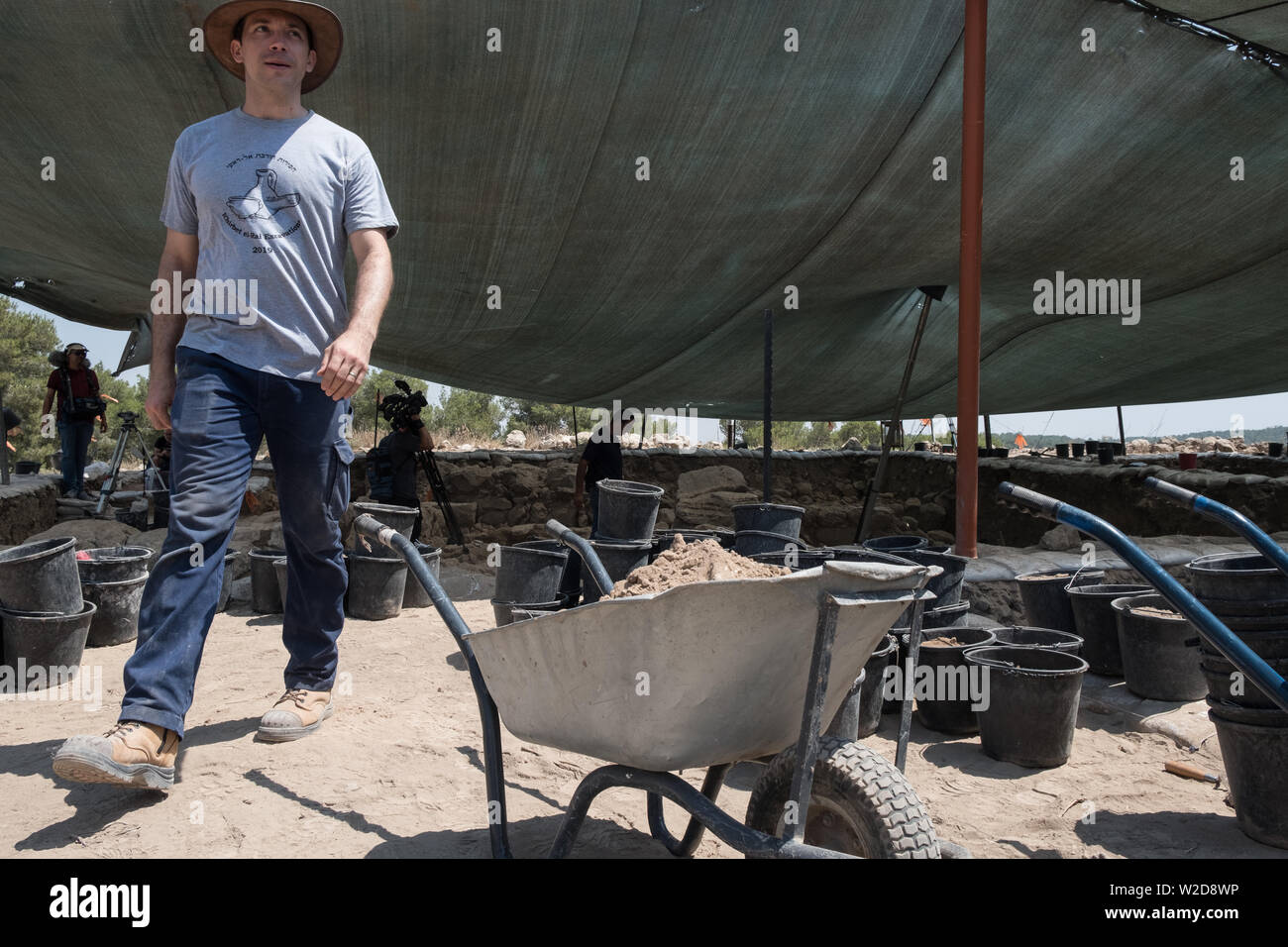 Kiryat Gat, Israel. 8. Juli, 2019. Archäologe Prof. KYLE KEIMER der Macquarie University in Sydney, Australien, codirects Ausgrabungen, die im Jahr 2015 am Standort von Khirbet ein Rai in der juda Ausläufern begann, zwischen Kiryat Gat und Lachisch. . Credit: Nir Alon/Alamy Live News Credit: Nir Alon/Alamy Live News Credit: Nir Alon/Alamy leben Nachrichten Stockfoto