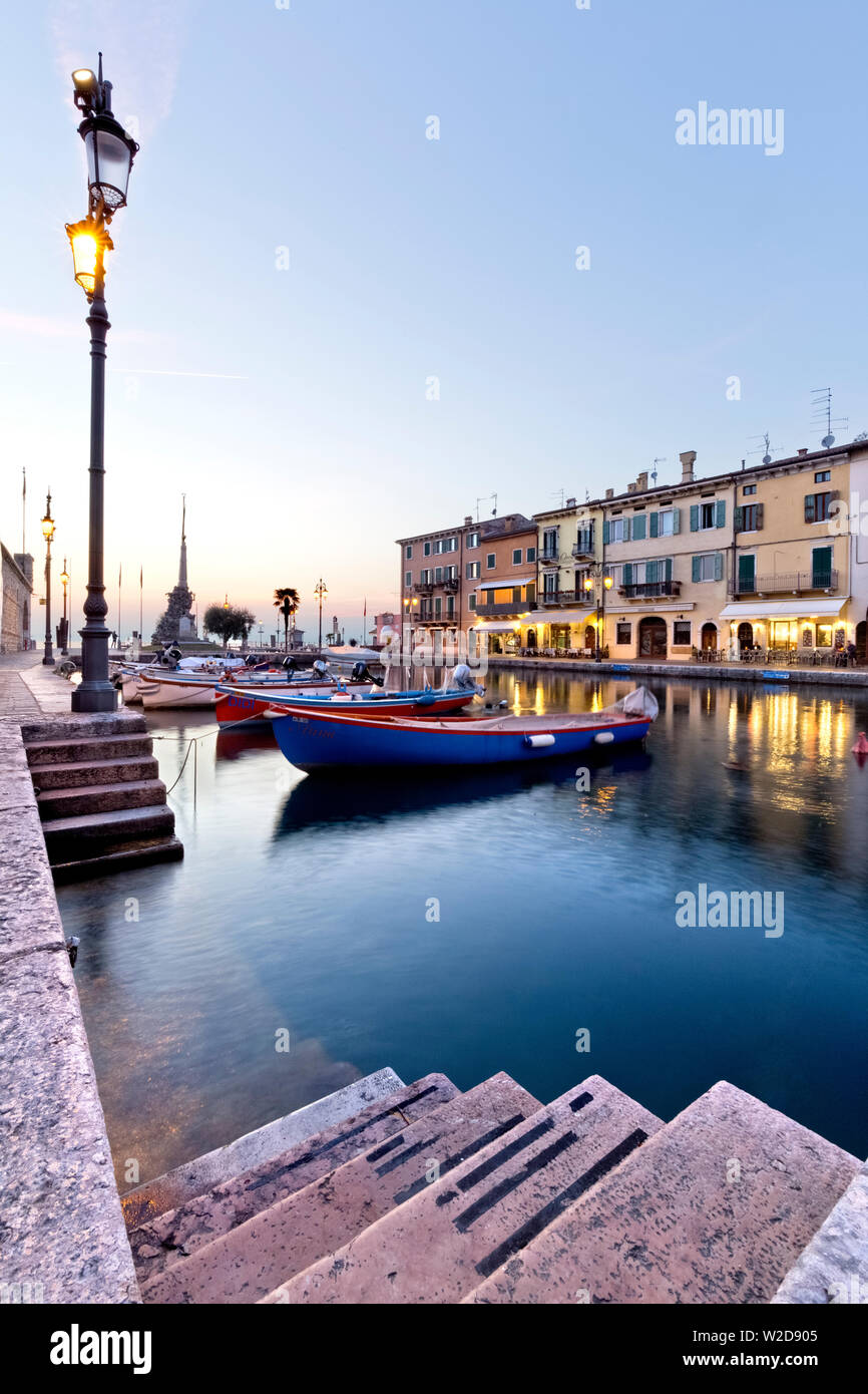 Der alte Hafen von Lazise. Gardasee, Provinz Verona, Venetien, Italien, Europa. Stockfoto