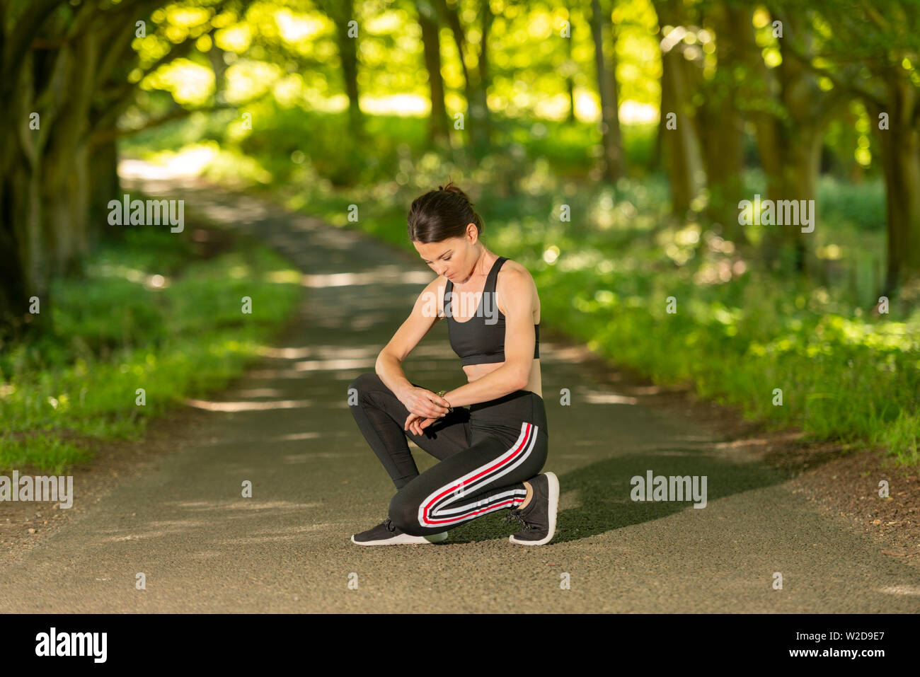 Sportlerin prüfen Ihre Uhr nach dem Joggen und Übung. Stockfoto