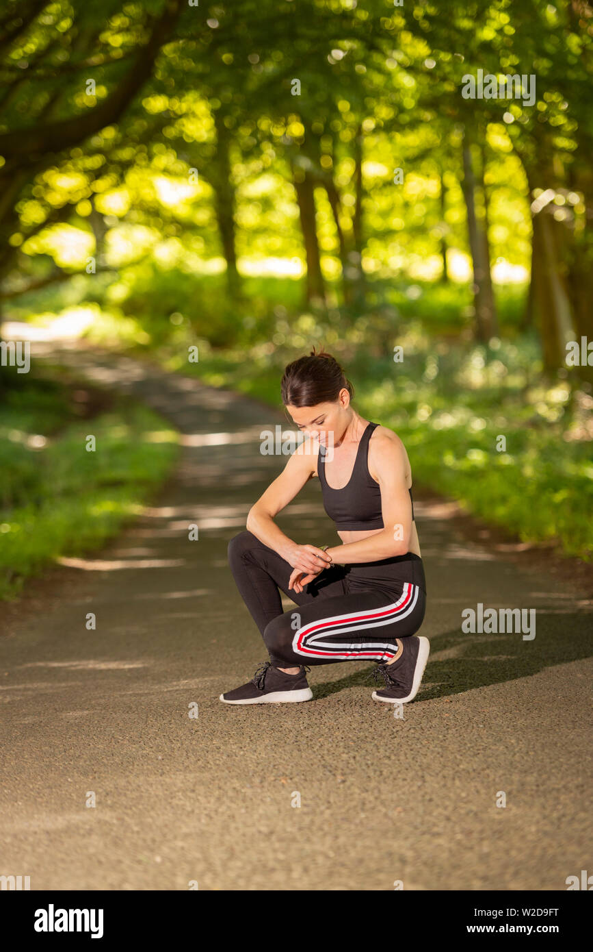 Sportlerin prüfen Ihre Uhr nach dem Joggen und Übung. Stockfoto