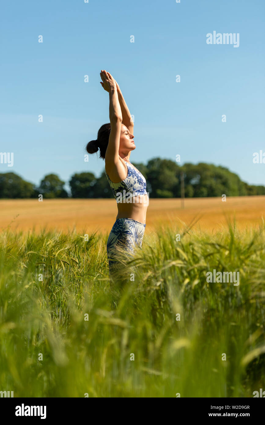 Frau praktizieren von Yoga und Meditation in der Sonne Stockfoto