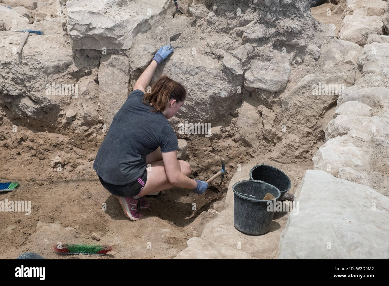 Kiryat Gat, Israel. 8. Juli, 2019. Israelische, australischen und Südkoreanischen freiwillige Helfer unter der Leitung von Prof. Yosef Garfinkel, der Hebräischen Universität und Prof. Kyle Keimer der Macquarie University in Sydney, Australien, Schachten auf der Website von Khirbet ein Rai in der juda Voralpen, zwischen Kiryat Gat und Lachisch. Credit: Nir Alon/Alamy Live News Credit: Nir Alon/Alamy Live News Credit: Nir Alon/Alamy leben Nachrichten Stockfoto