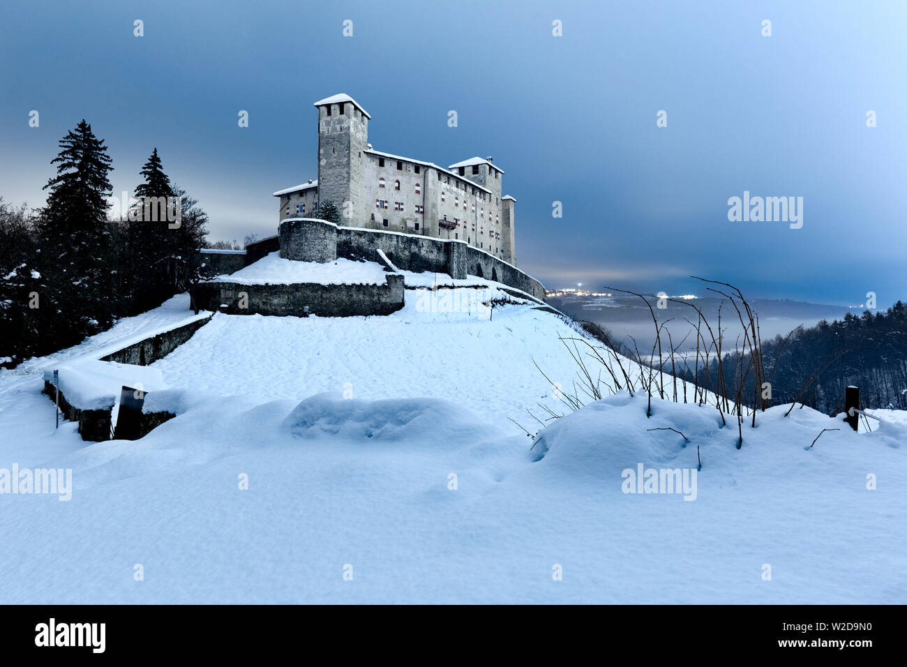 Winter Nacht in Cles Burg. Nonstal, Trient Provinz Trentino Alto-Adige, Italien, Europa. Stockfoto