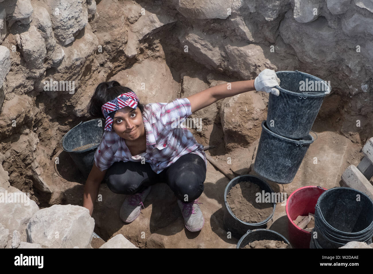 Kiryat Gat, Israel. 8. Juli, 2019. Israelische, australischen und Südkoreanischen freiwillige Helfer unter der Leitung von Prof. Yosef Garfinkel, der Hebräischen Universität und Prof. Kyle Keimer der Macquarie University in Sydney, Australien, Schachten auf der Website von Khirbet ein Rai in der juda Voralpen, zwischen Kiryat Gat und Lachisch. Credit: Nir Alon/Alamy leben Nachrichten Stockfoto