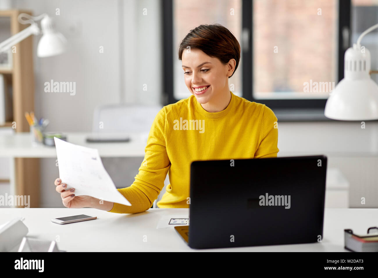 Kreative Frau, die auf der Benutzeroberfläche im Büro Stockfoto