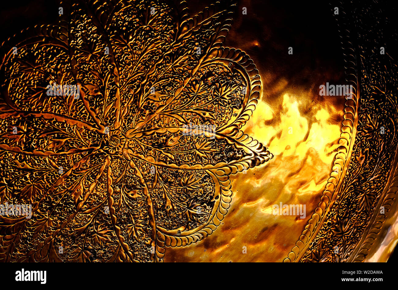 Im marokkanischen Stil geprägte Metall Kupfer Tablett Stockfoto