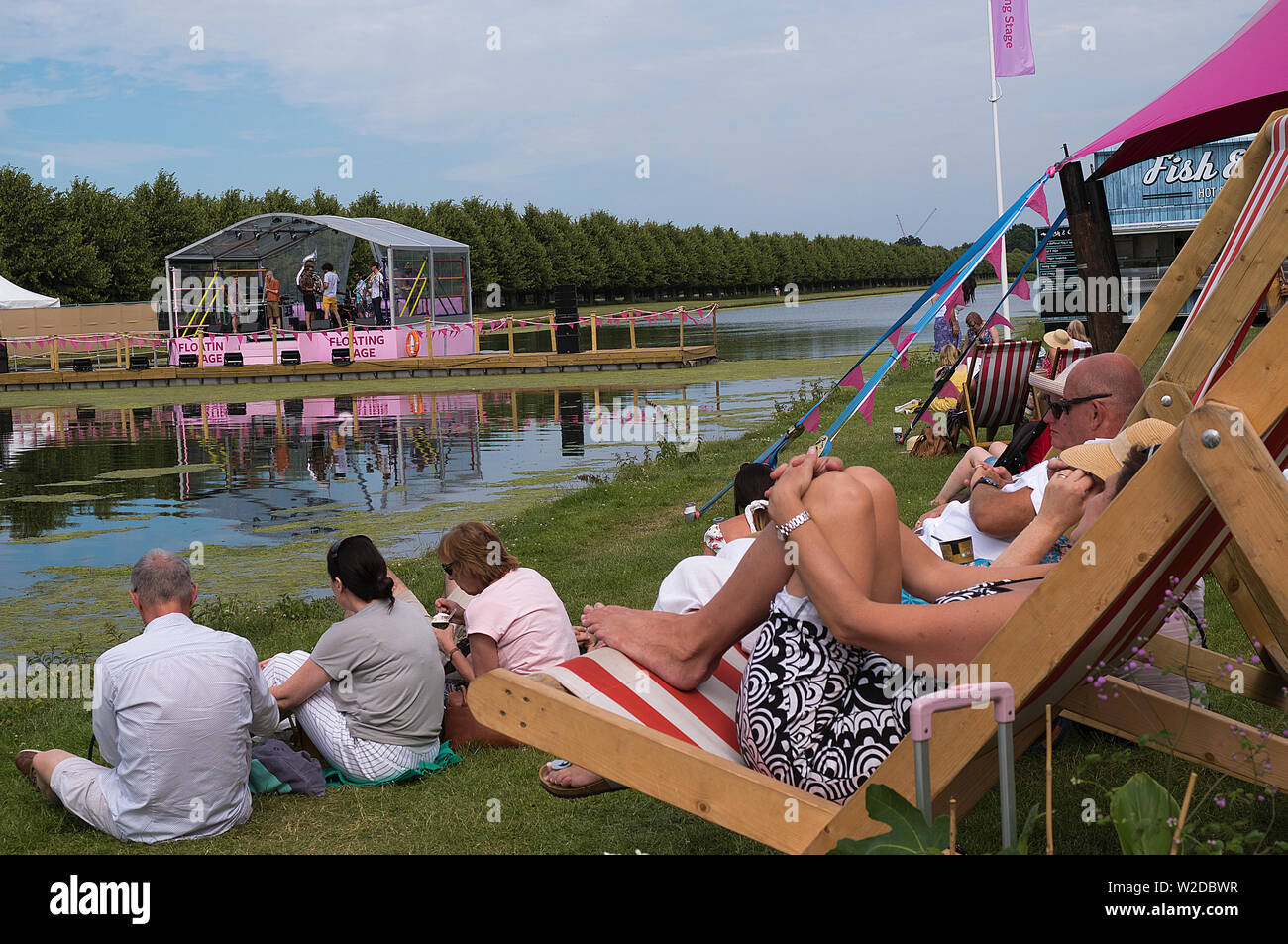 Besucher entspannen im Hampton Court Palace Festival Greater London im Sommer Stockfoto