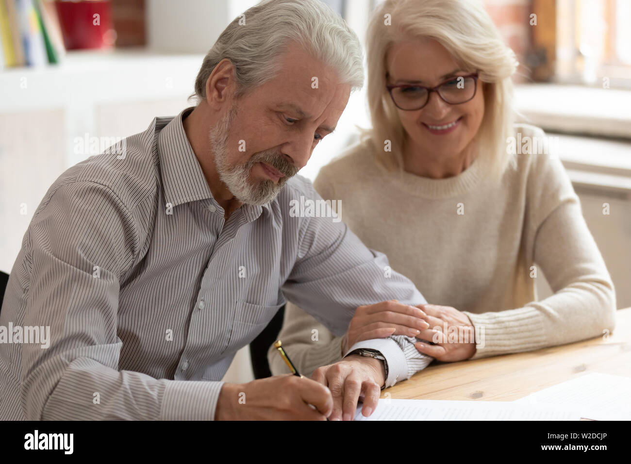 Gerne ältere Familie Paar Mann und Frau anmelden Papier im Format Legal Stockfoto