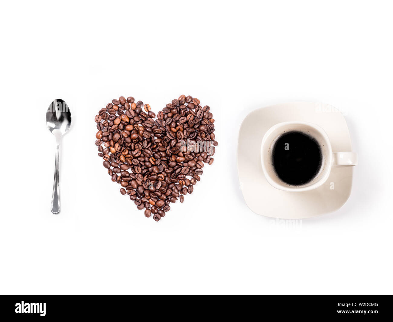 Kaffee Löffel, Herzform aus Kaffeebohnen und Tasse mit schwarzem Kaffee auf weißem Hintergrund angeordnet - Ich liebe Kaffee Konzept Stockfoto