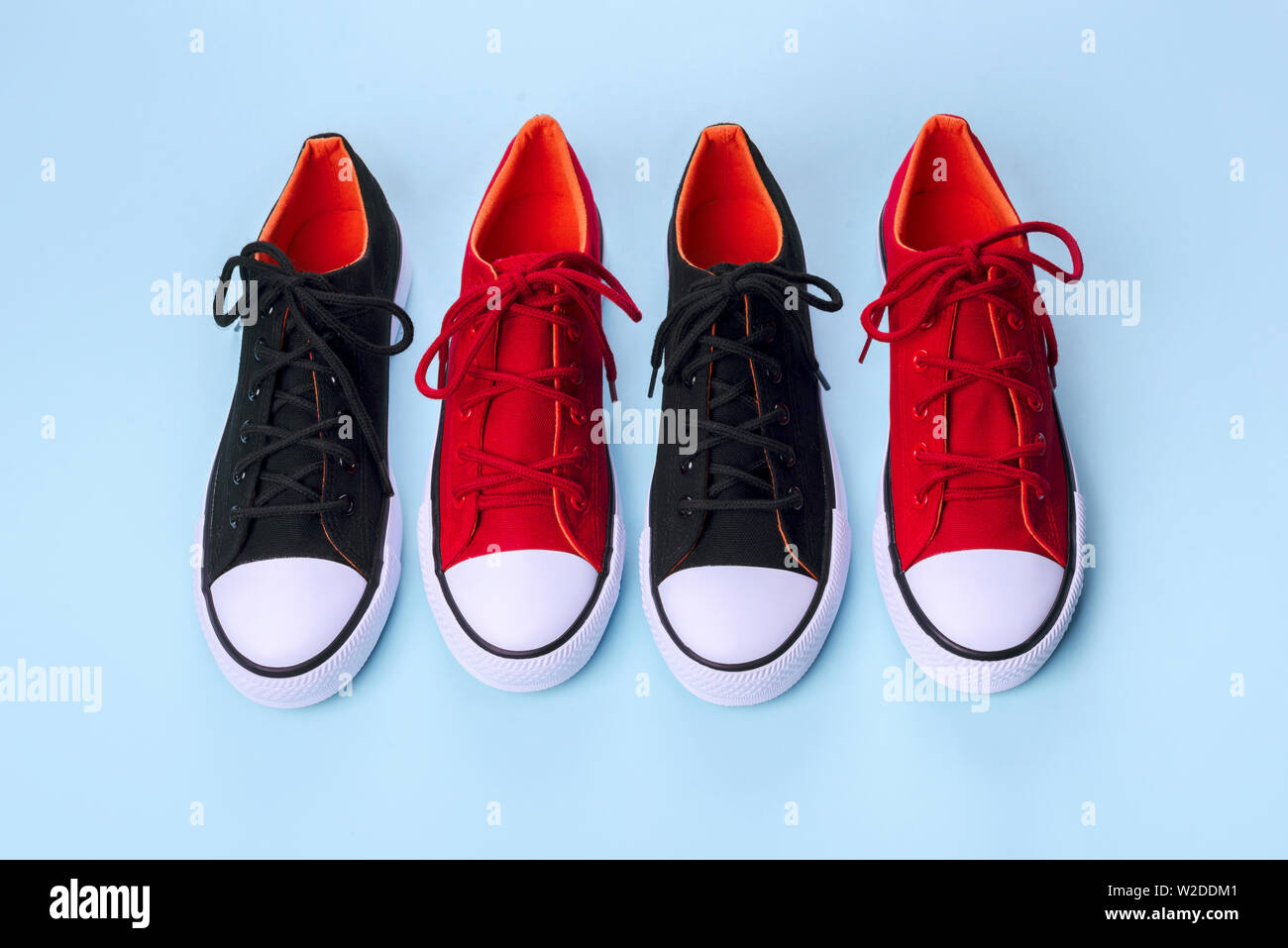 Neue rote und schwarze Turnschuhe auf blauem Hintergrund mit kopieren. Stockfoto