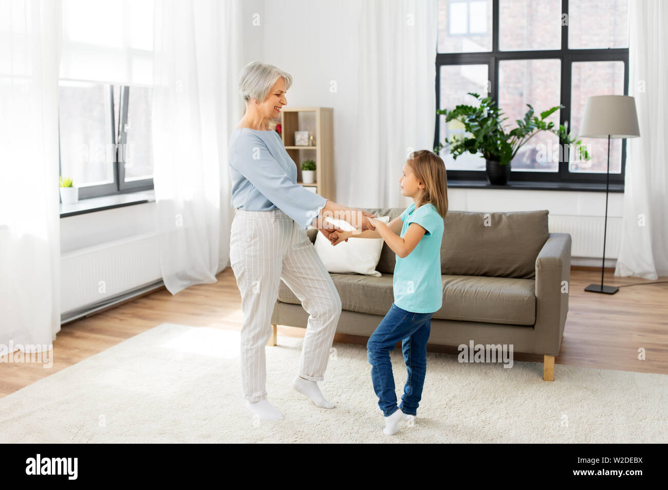 Großmutter und Enkelin Spaß zu Hause in Stockfoto