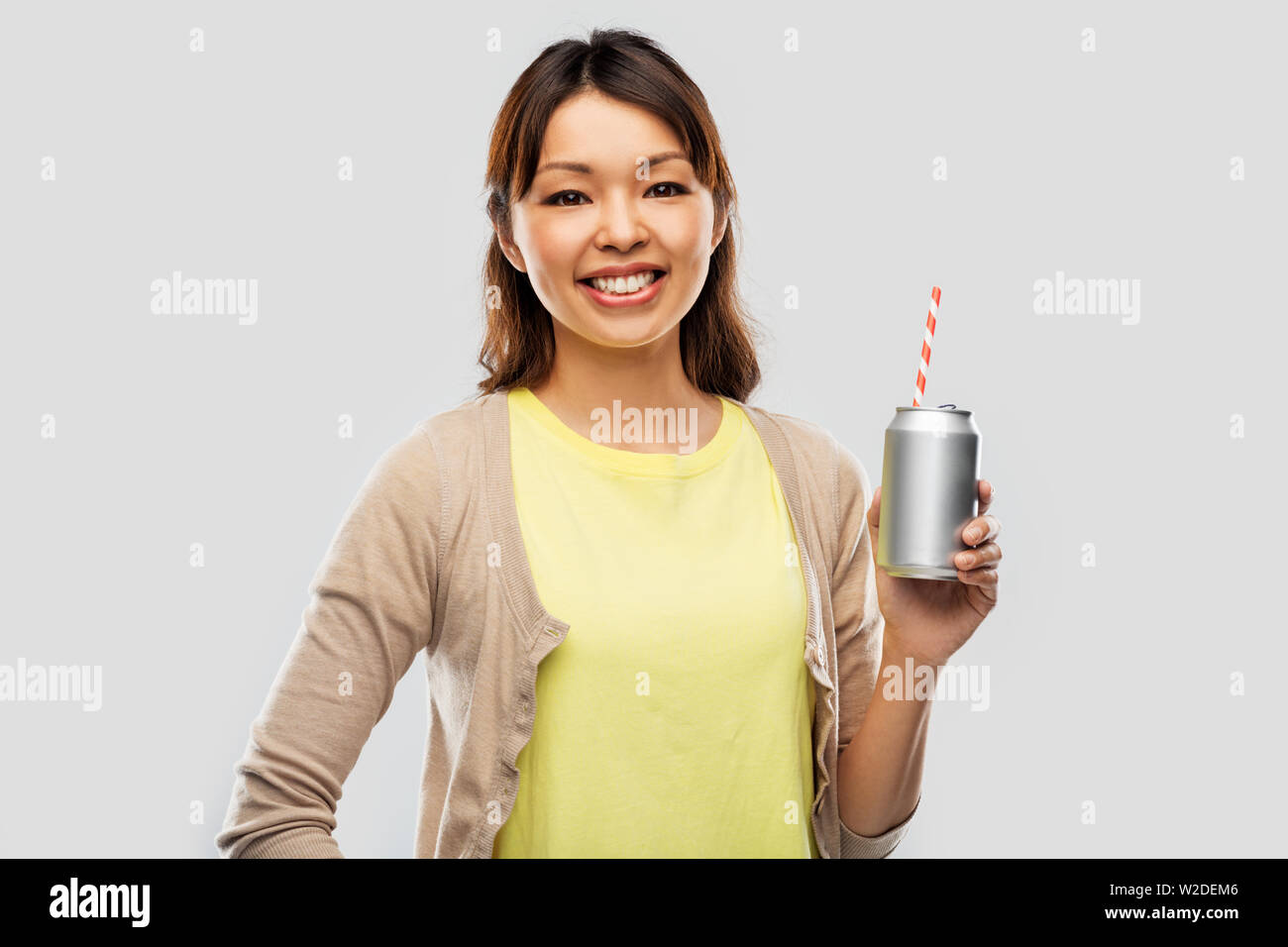 Gerne asiatische Frau mit Trinken kann Stockfoto