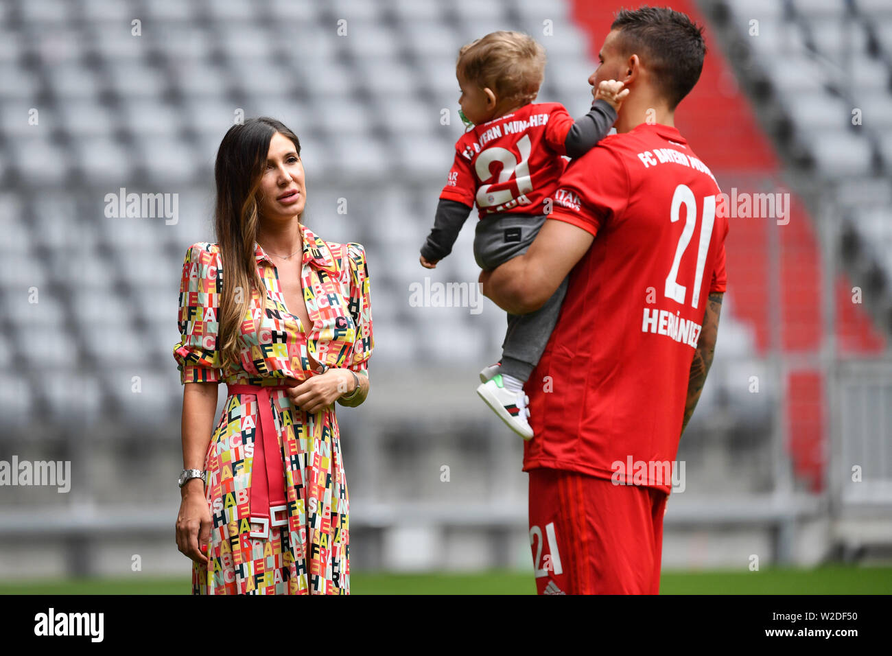 Lucas HERNANDEZ mit Frau Amelia Ossa Llorente und Sohn Martin. Präsentation, Präsentation Lucas Hernandez, Pressekonferenz, FC Bayern München. Fußball 1. Bundesliga, Saison 2019/2020, am 08.07.2019 in der Allianz Arena. | Verwendung weltweit Stockfoto