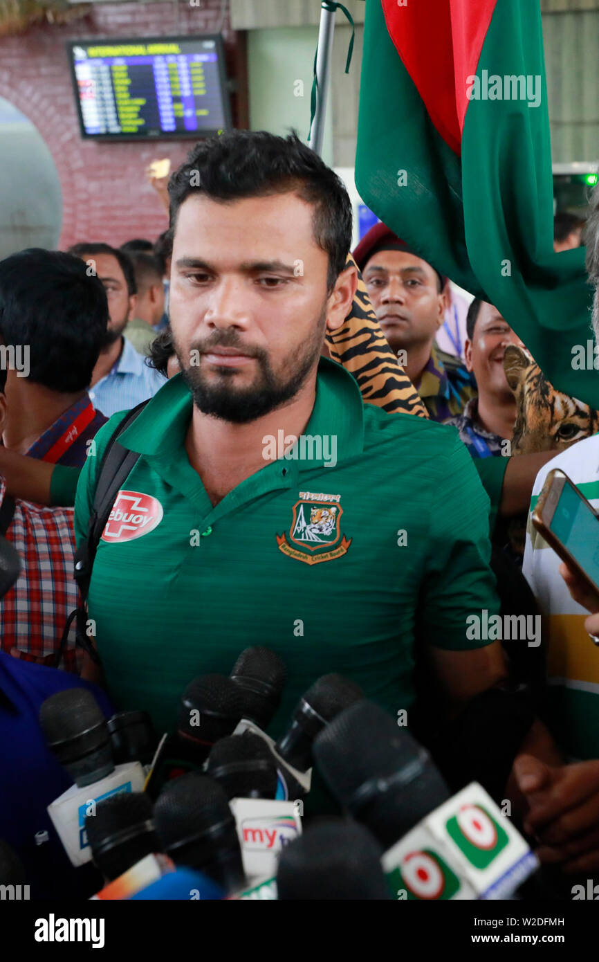 Dhaka, Bangladesch - Juli 07, 2019: Mit ihren WM-Kampagne in England eingehüllt, die Bangladesch Cricket Team zurück nach Dhaka Sonntag. Obwohl Stockfoto