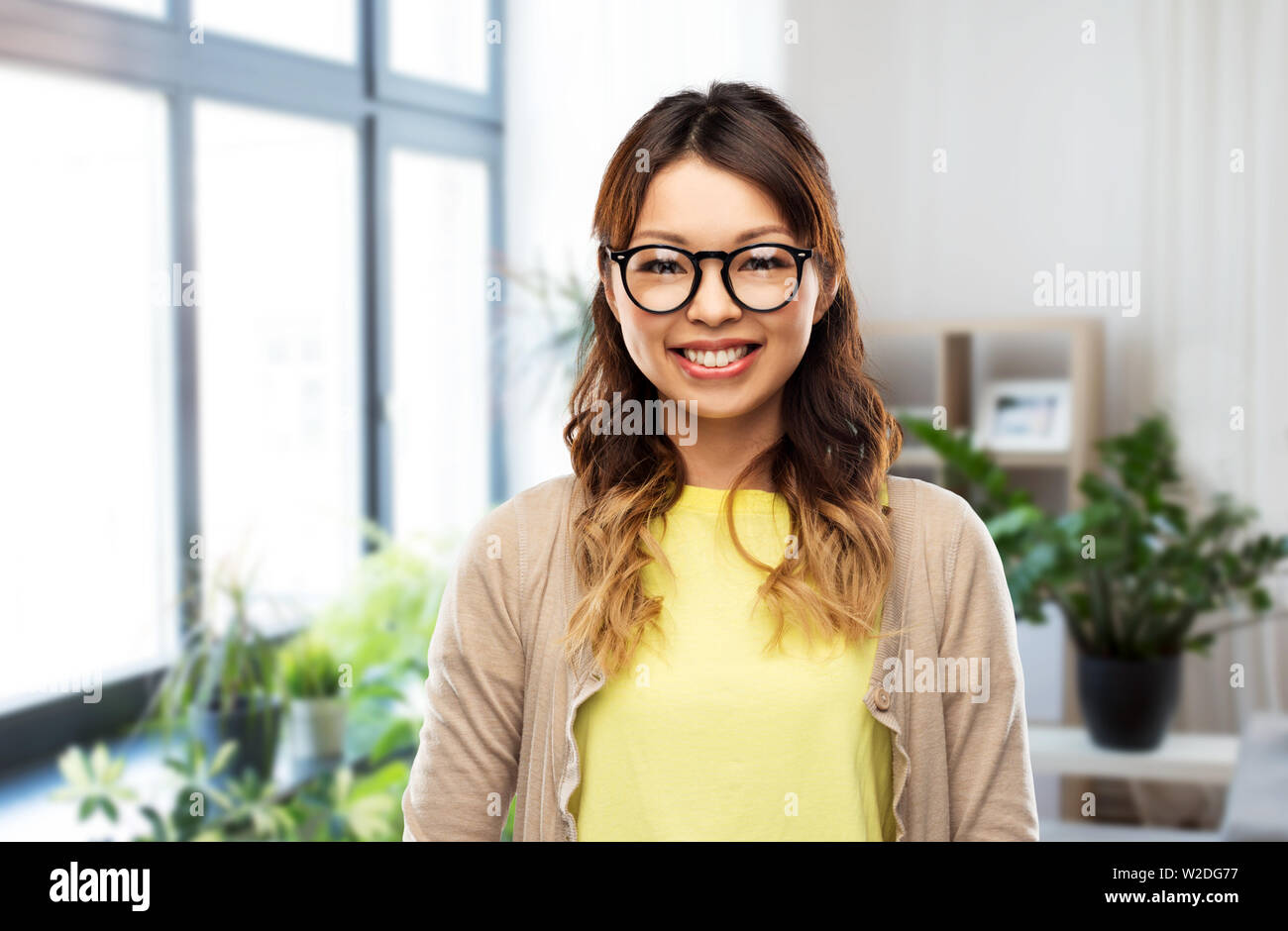 Gerne asiatische Frau in Gläsern zu Hause Stockfoto